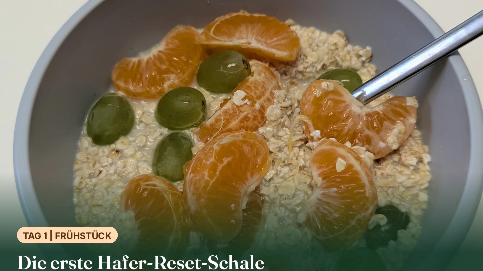 Schale mit Haferflocken, Mandelmilch, Mandarinenspalten und Trauben