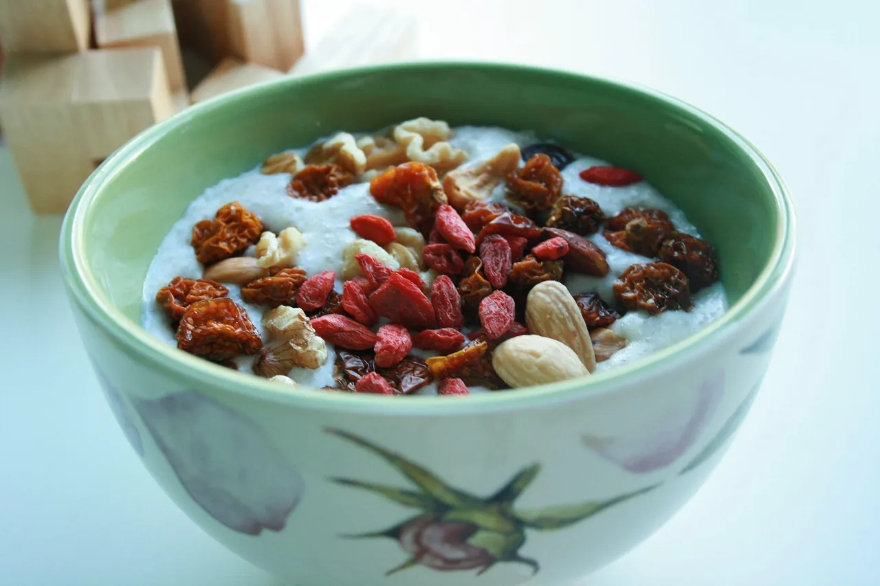 Grüne Schale Porridge mit Goji-Beeren, Trockenfrüchten und Mandeln